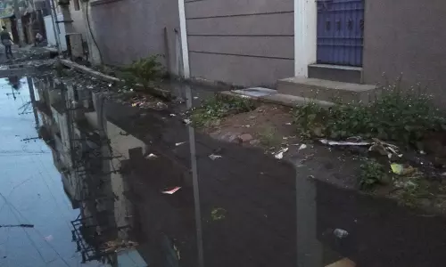 சாலையில் தேங்கும் கழிவுநீர்