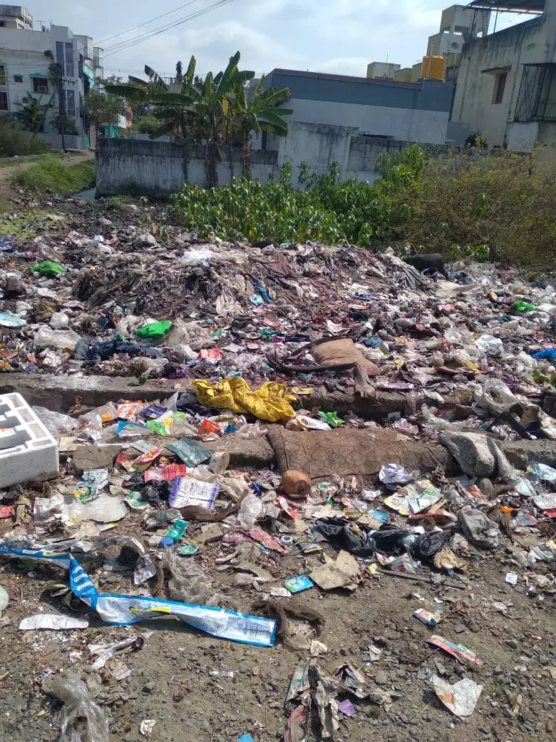 குப்பைகளும், அலங்கோலமும் குப்பைகளும், அலங்கோலமும்