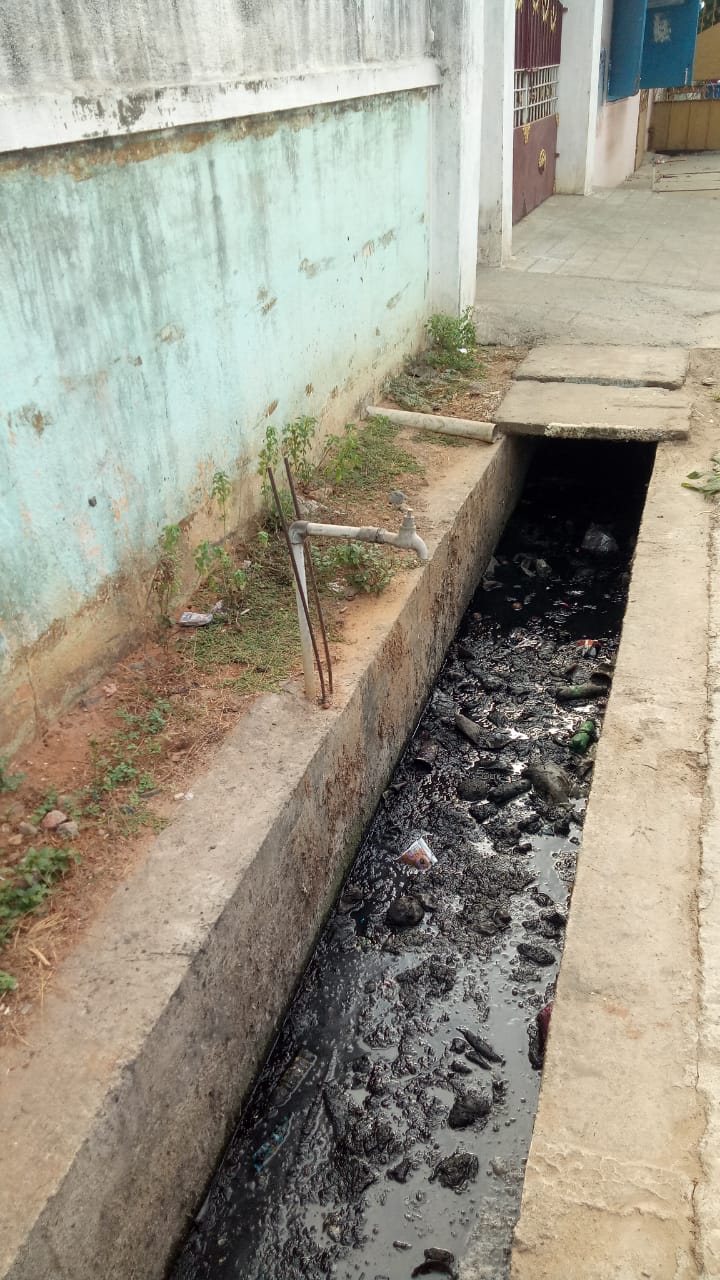 கழிவுநீரும், துர்நாற்றமும் கழிவுநீரும், துர்நாற்றமும்