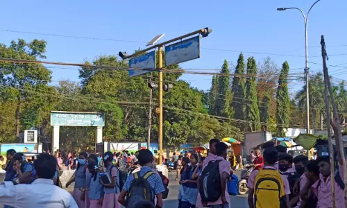 நிழற்குடை வேண்டும் நிழற்குடை வேண்டும்