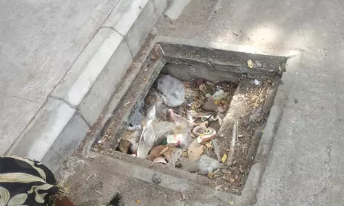 சாலையில் ஆபத்து சாலையில் ஆபத்து