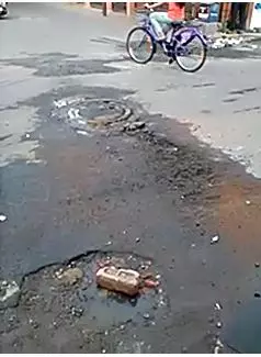 சாலையில் கழிவுநீர் சாலையில் கழிவுநீர்