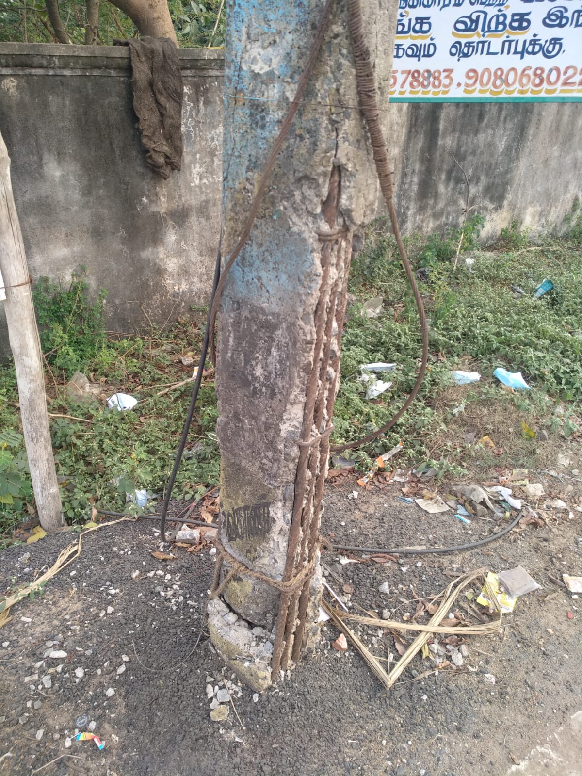 பழுதடைந்த மின்கம்பம் கவனிக்கப்படுமா?