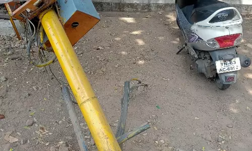 உடைந்த மின் கம்பம்