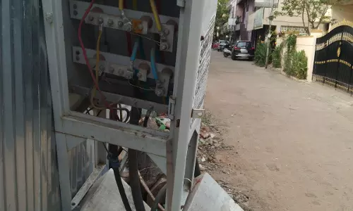 அபாயகரமான மின் இணைப்பு பெட்டி