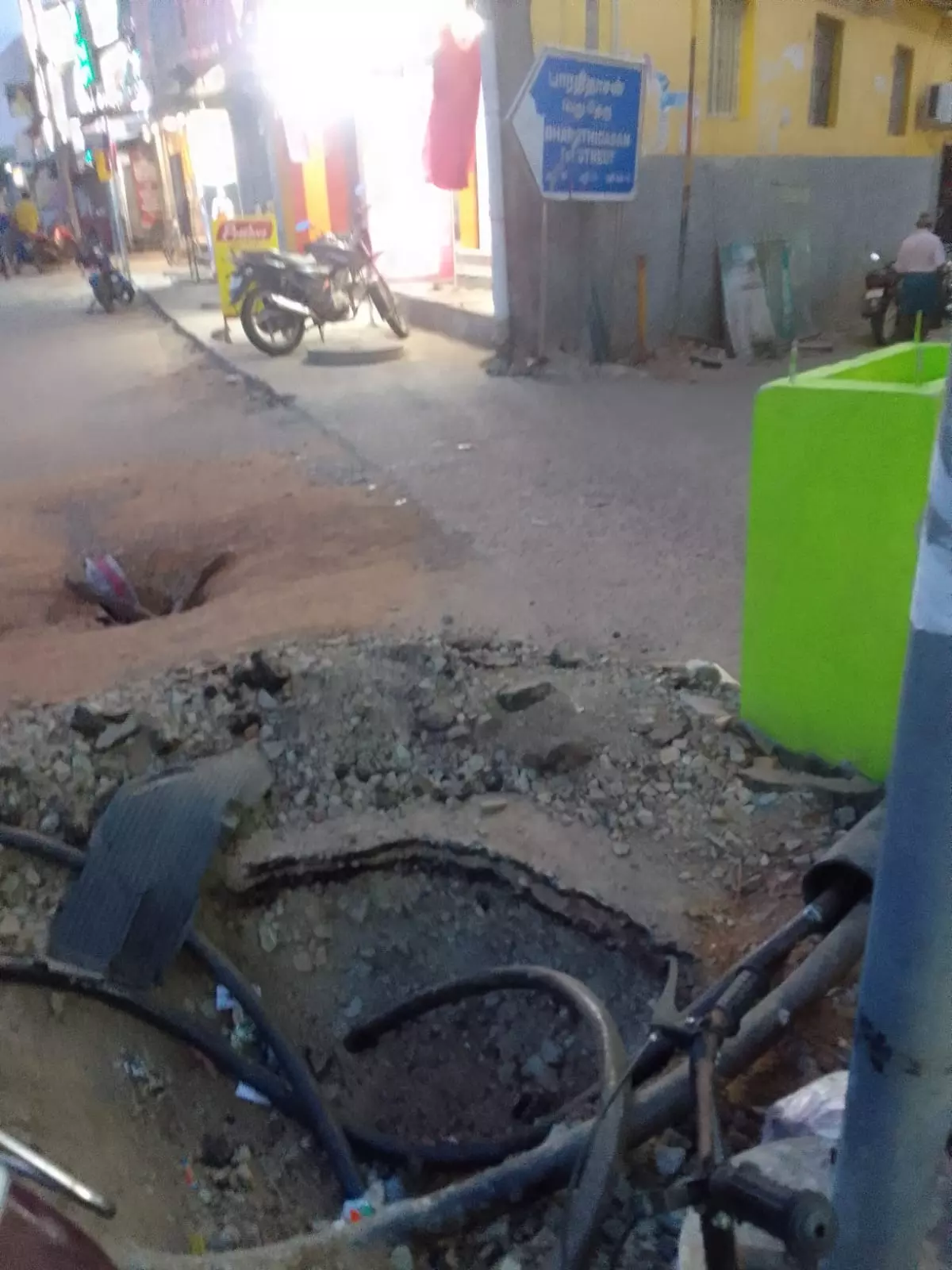 மூடப்படாத பள்ளம்