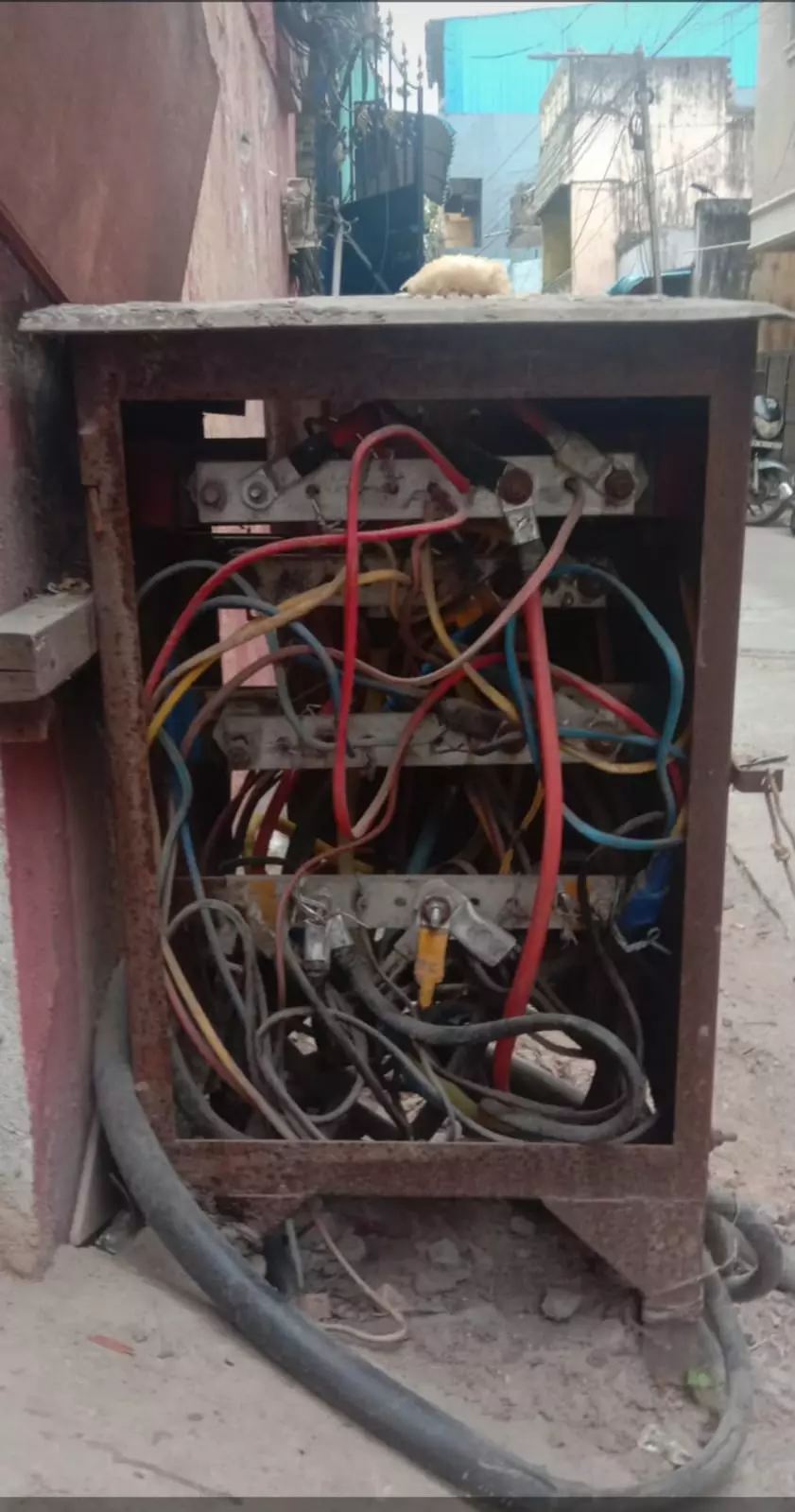 ஆபத்தான மின் இணைப்பு பெட்டி