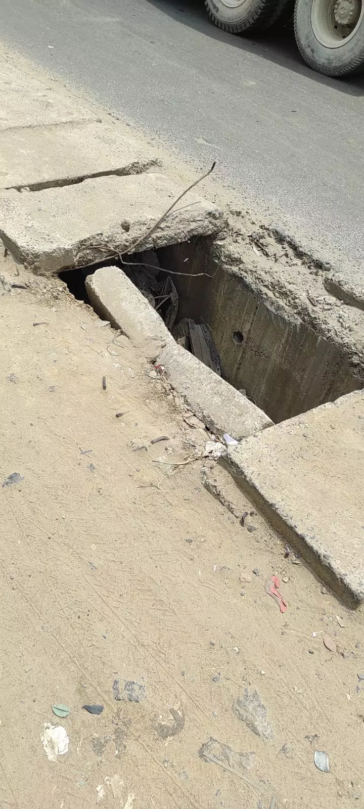 பள்ளி அருகே பள்ளம் பள்ளி அருகே பள்ளம்