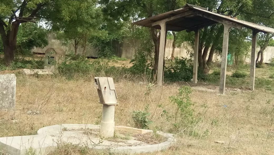 பழுதடைந்த அடிபம்பு பழுதடைந்த அடிபம்பு