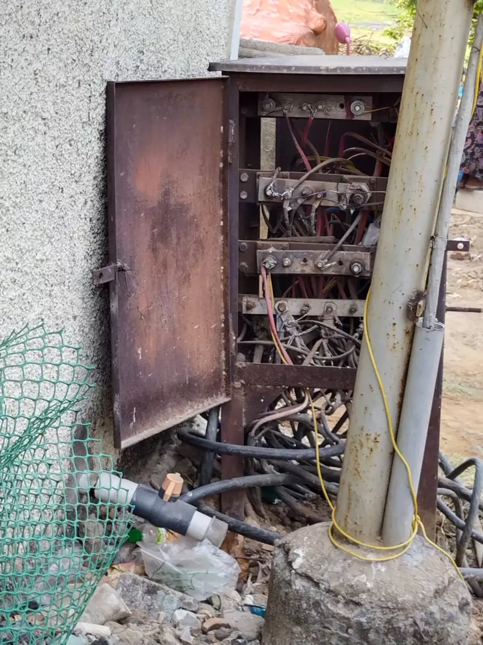 ஆபத்தான மின் இணைப்பு பெட்டி