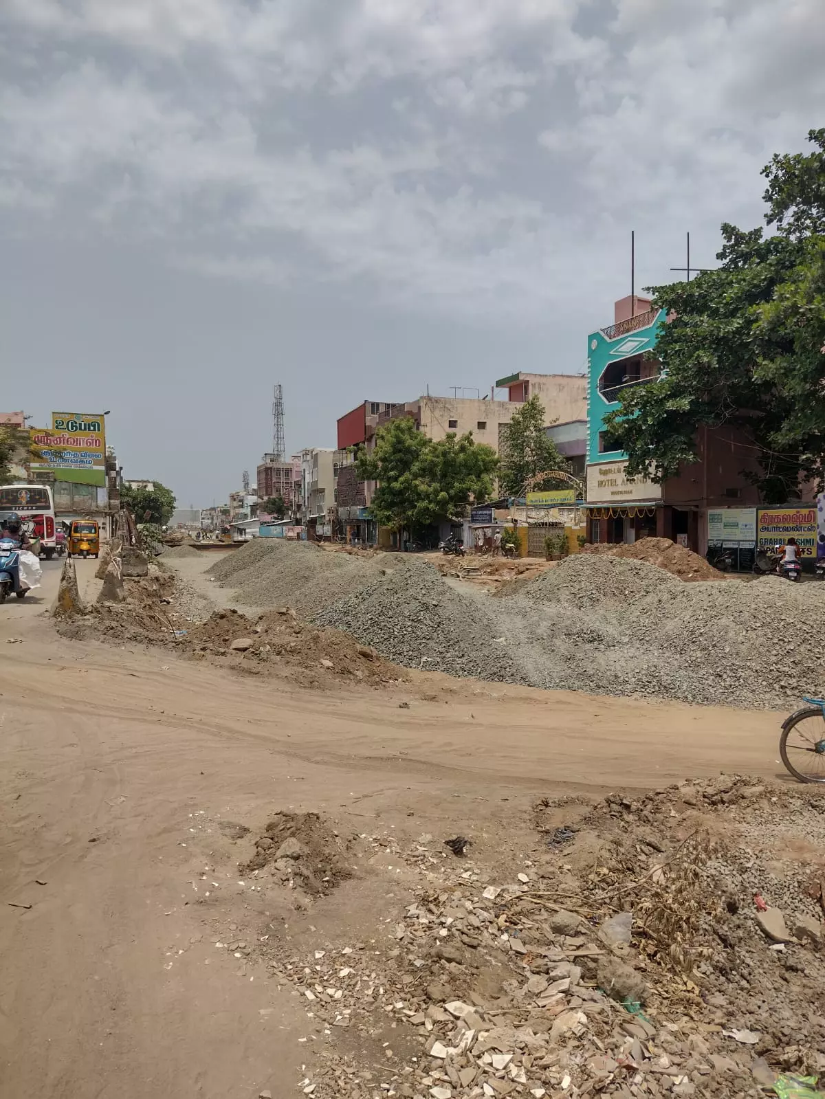 சேதமடைந்த சாலை சேதமடைந்த சாலை