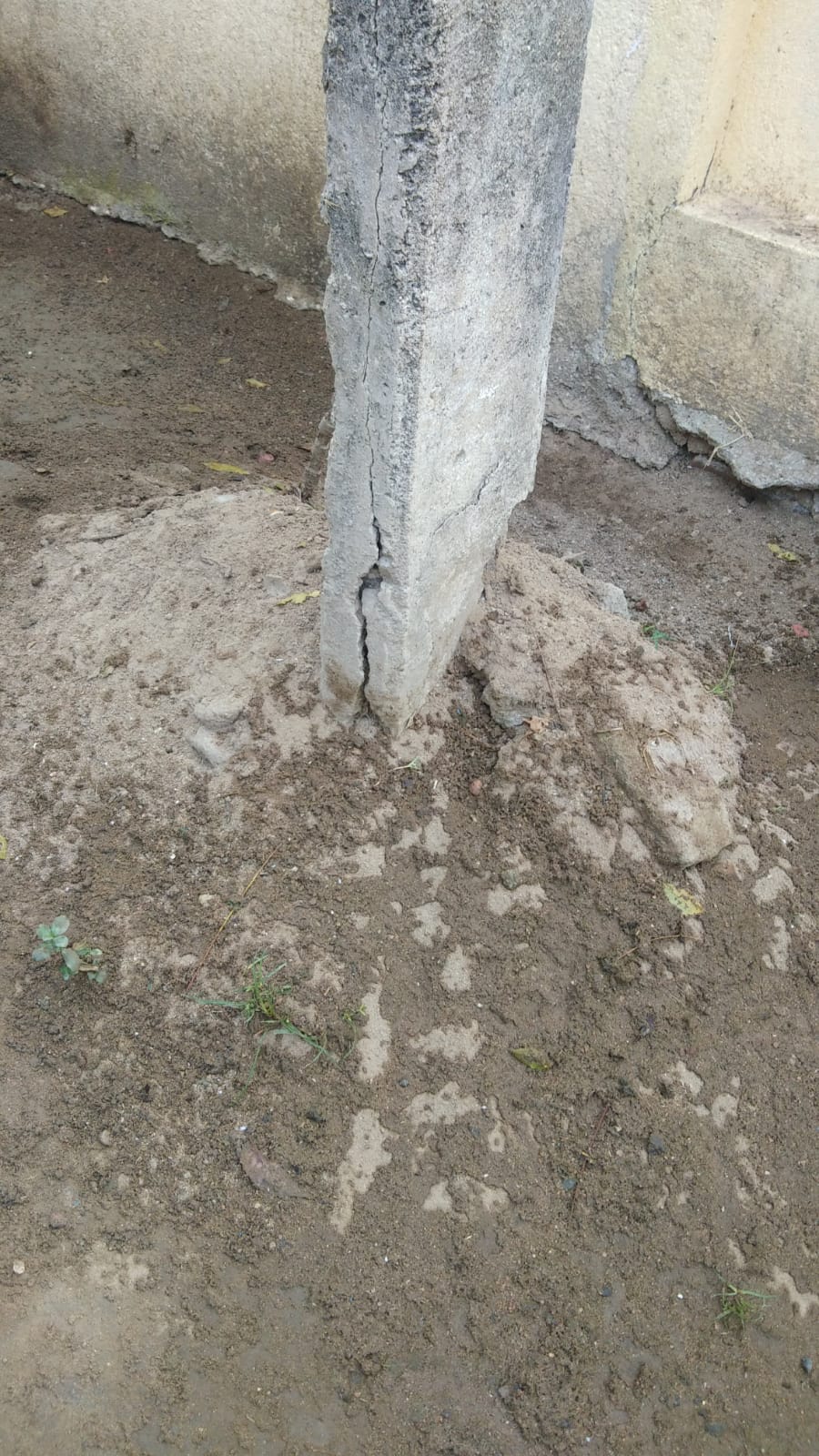 பழுதடைந்த மின்கம்பம் பழுதடைந்த மின்கம்பம்