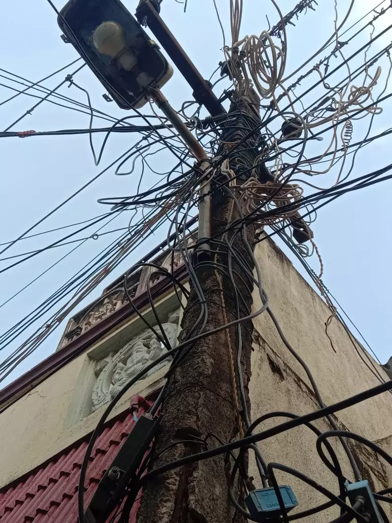 மின்கம்பத்தின் பரிதாப நிலை மின்கம்பத்தின் பரிதாப நிலை