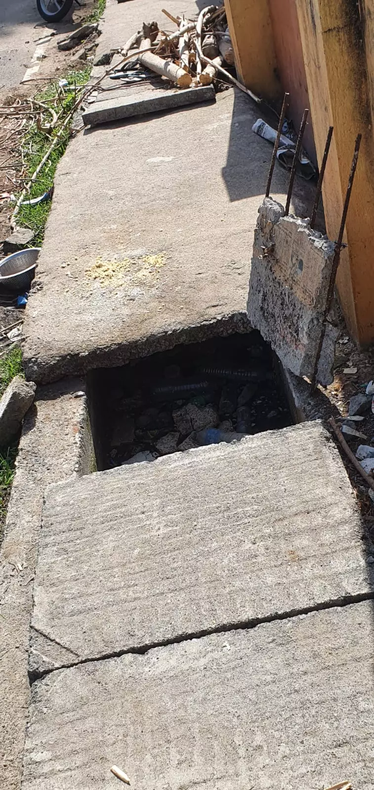 உடைந்த சிமெண்ட் பலகை உடைந்த சிமெண்ட் பலகை