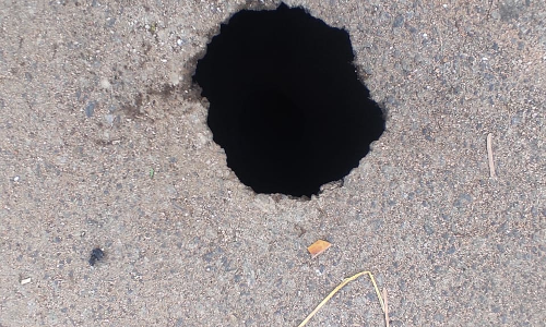 திடீர் பள்ளத்தால் ஆபத்து திடீர் பள்ளத்தால் ஆபத்து