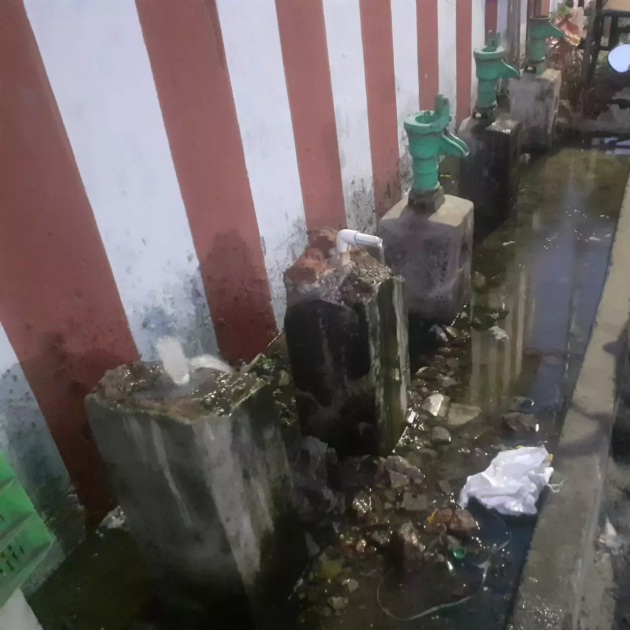 குடிநீரில் கழிவுநீர் கலக்கும் அபாயம் குடிநீரில் கழிவுநீர் கலக்கும் அபாயம்