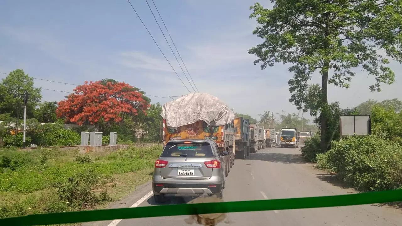 தாழ்வாக தொங்கும் மின்சார கேபிள்கள் தாழ்வாக தொங்கும் மின்சார கேபிள்கள்