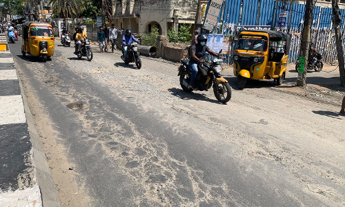 சாலை சேதம்; மக்கள் அவதி சாலை சேதம்; மக்கள் அவதி