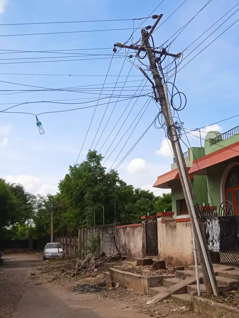 சாய்ந்த மின்கம்பம் தலை நிமிருமா? சாய்ந்த மின்கம்பம் தலை நிமிருமா?