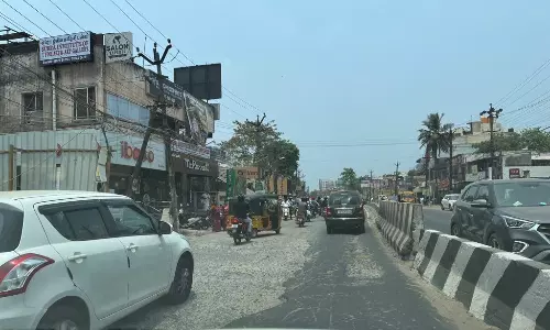 குண்டும் குழியுமான சாலை குண்டும் குழியுமான சாலை