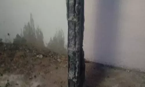 மோசமான நிலையில் மின்கம்பம்