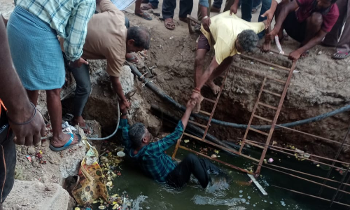 பாதாள சாக்கடையில் விழுந்த நபர் பாதாள சாக்கடையில் விழுந்த நபர்