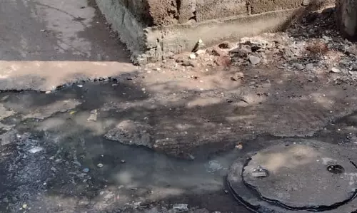 தேங்கும் கழிவுநீரால் துர்நாற்றம் தேங்கும் கழிவுநீரால் துர்நாற்றம்