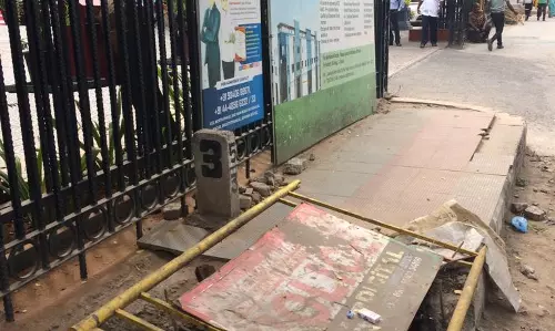 நடைபாதையில் பள்ளம்