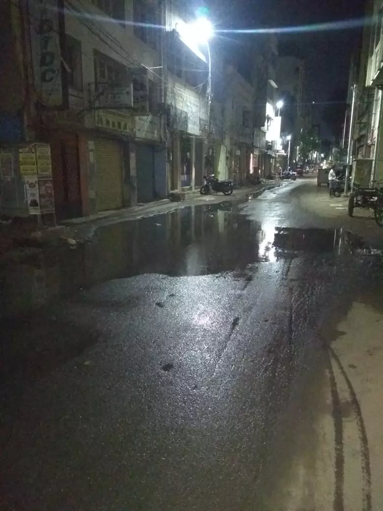 சாலையில் கழிவுநீர் சாலையில் கழிவுநீர்