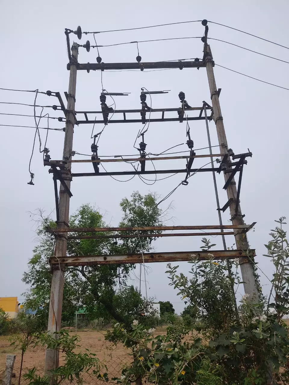 பழுதடைந்த டிரான்ஸ்பார்மர் பழுதடைந்த டிரான்ஸ்பார்மர்