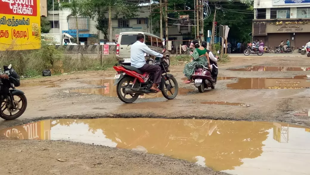 சேதமடைந்த சாலையால் அவதி சேதமடைந்த சாலையால் அவதி