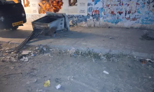 உடைந்த நிலையில் மின் இணைப்பு பெட்டி