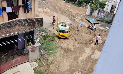 சேற்றில் சிக்கும் வாகனங்கள்