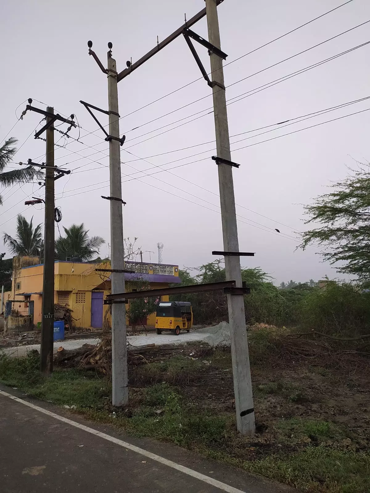 கம்பம் இங்கே; டிரான்ஸ்பார்மர் எங்கே? கம்பம் இங்கே; டிரான்ஸ்பார்மர் எங்கே?