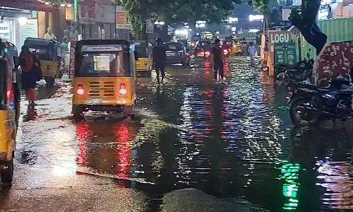 மழைநீரில் மிதக்கும் சாலை