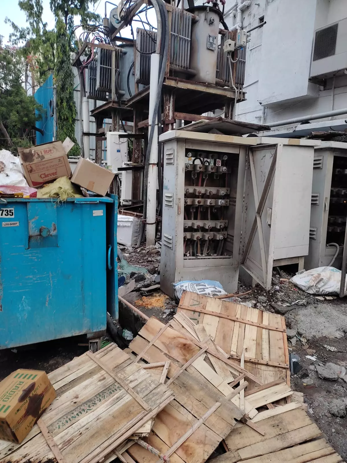 திறந்த நிலையில் மின் இணைப்பு பெட்டி