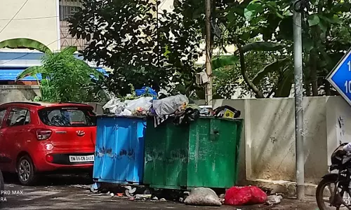 நிரம்பி வழியும் குப்பைகள்