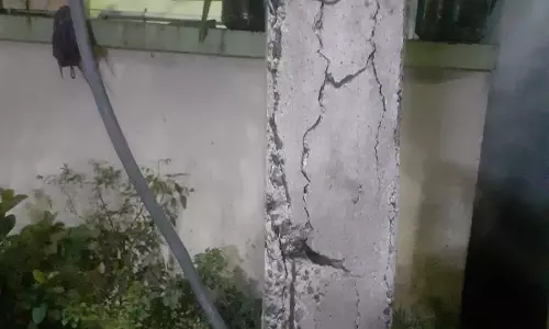 சேதமடைந்த மின்கம்பம்