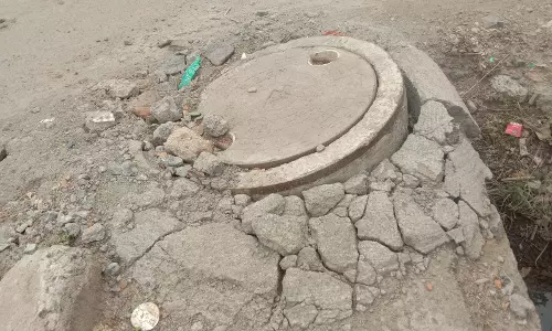 பாதாள சாக்கடை மூடி சேதம்