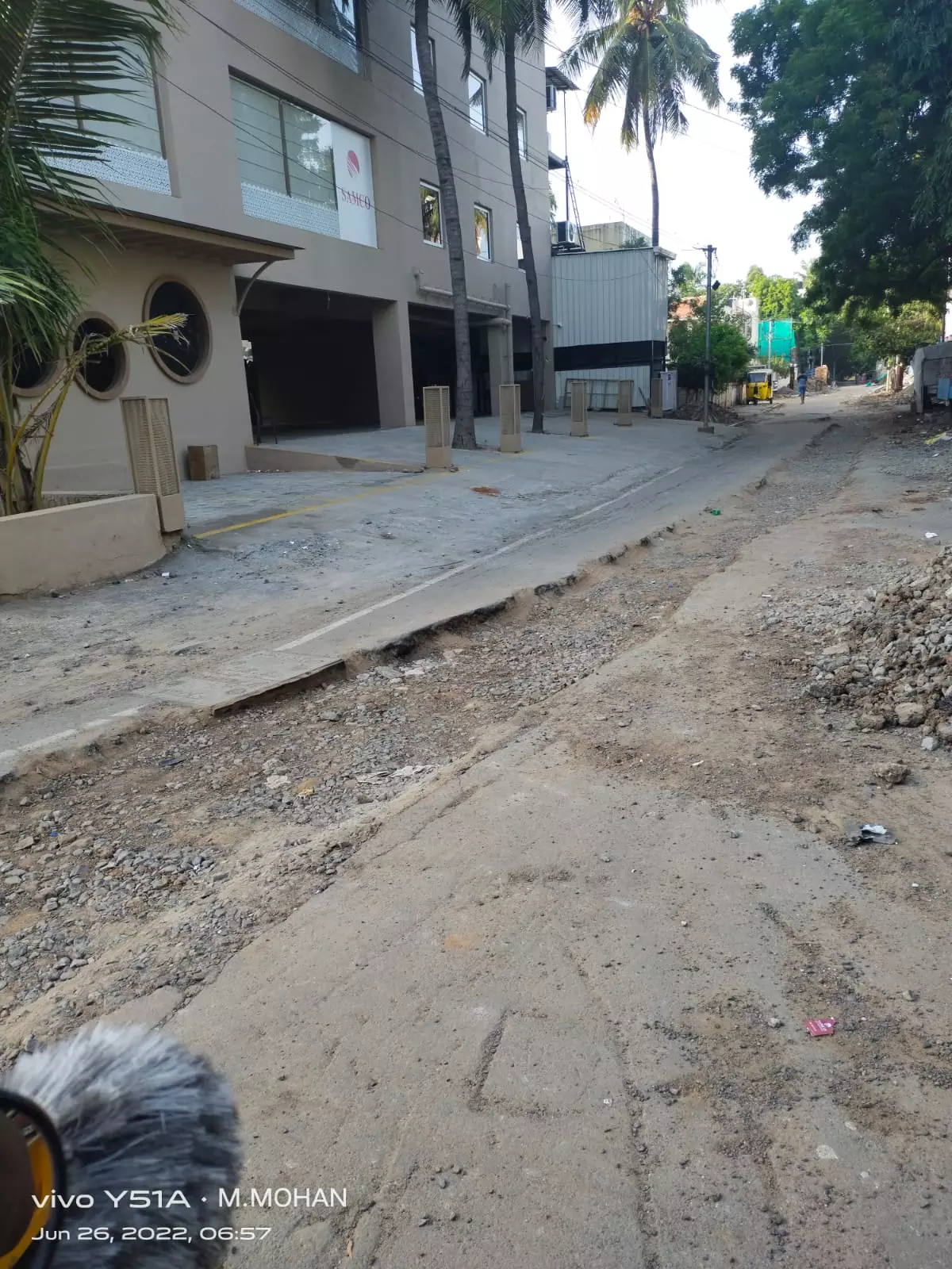 சேதமடைந்த சாலையால் விபத்து