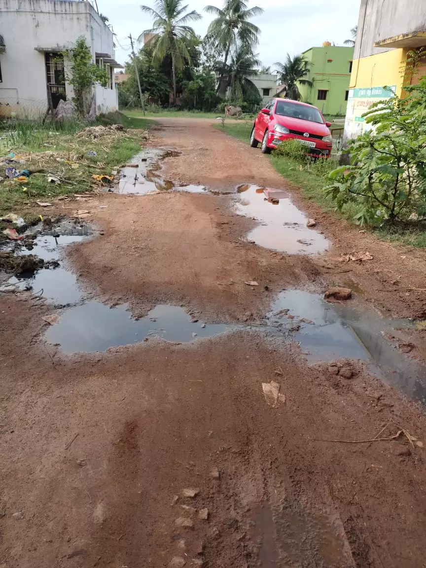 குண்டும் குழியுமான சாலை குண்டும் குழியுமான சாலை