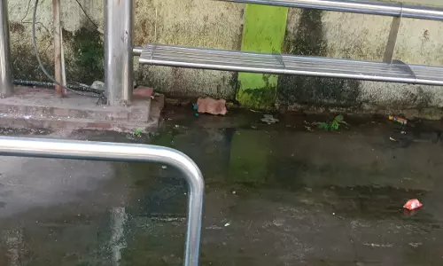 பஸ் நிறுத்தத்தில் துர்நாற்றம்