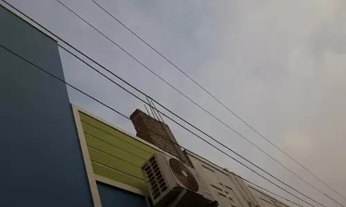 வீடுகளை உரசி செல்லும் மின்சார வயர்கள்