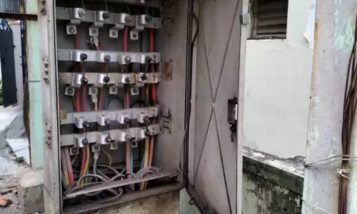 ஆபத்தான மின் இணைப்பு பெட்டி ஆபத்தான மின் இணைப்பு பெட்டி