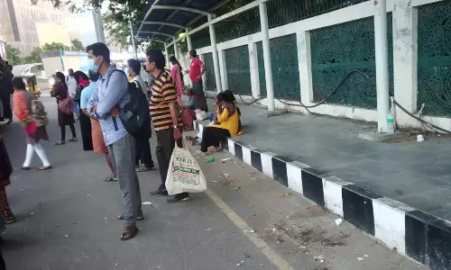 இருக்கைகள் இல்லாத நிழற்குடை