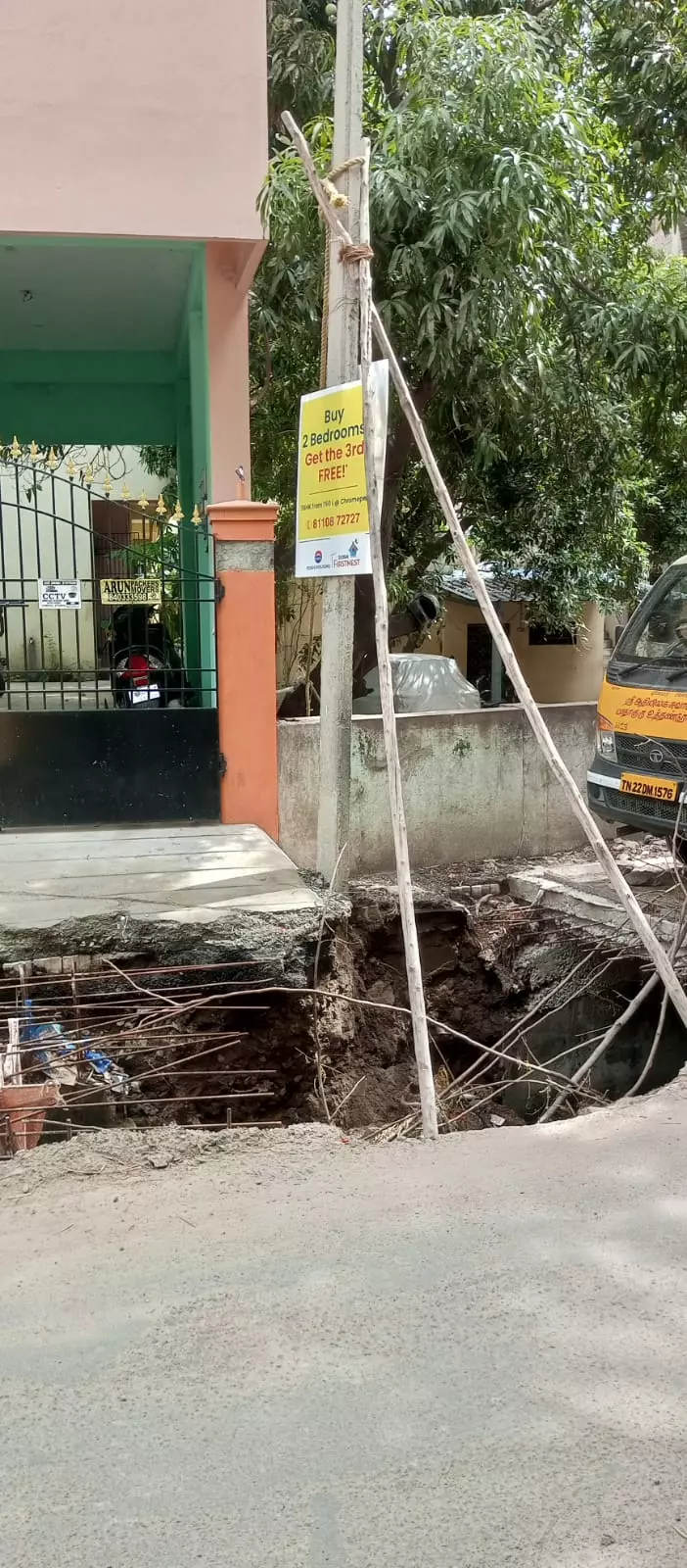 மின்கம்பத்தின் அவலம் மின்கம்பத்தின் அவலம்