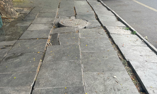 சீரமைக்கப்படாத நடைபாதை சீரமைக்கப்படாத நடைபாதை