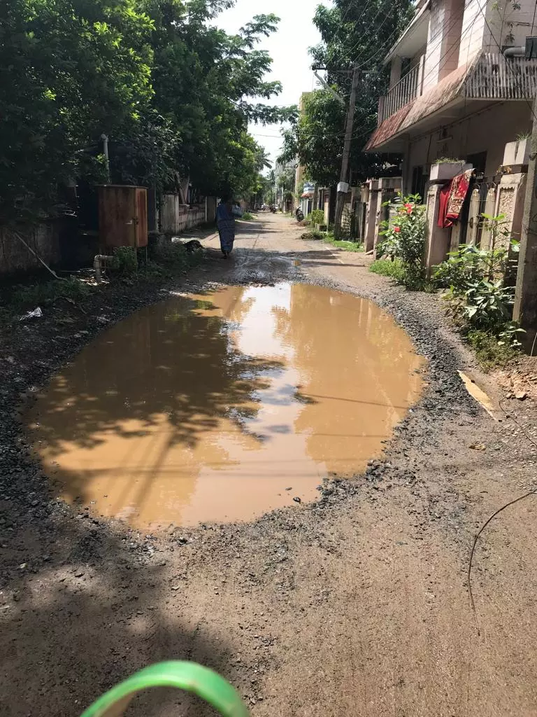 குண்டும் குழியுமான சாலை குண்டும் குழியுமான சாலை