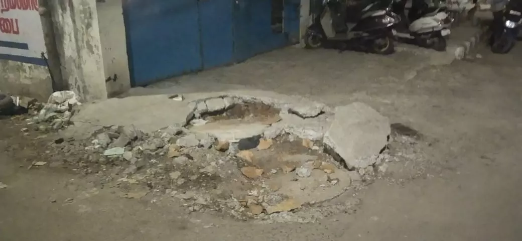 சேதமடைந்த மழைநீர் வடிகால்வாய் சேதமடைந்த மழைநீர் வடிகால்வாய்