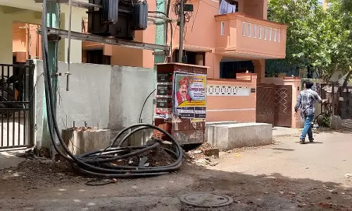 பூமிக்கு மேலே ஆபத்தான மின்சார கேபிள்கள் பூமிக்கு மேலே ஆபத்தான மின்சார கேபிள்கள்